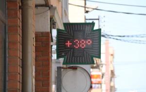 Primer pla del termòmetre d'una farmàcia a Tortosa que marca 38 graus aquest dijous al migdia. ACN