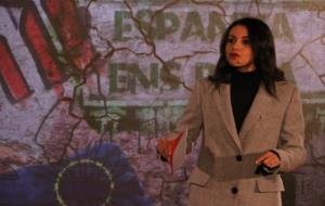 Primer pla d'Inés Arrimadas durant el discurs en l'acte d'inici de campanya, davant d'un panell que representa un mur. ACN