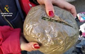 Primer pla d'una de les bosses de marihuana que la Guàrdia Civil ha localitzat en l'equipatge d'un autobús de línia al peatge del Vendrell. Guàrdia Ci