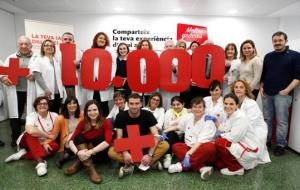 Professionals del Banc de Sang i donants a l’hospital Clínic celebrant que s’han superat les 10.000 donacions de sang des de que va començar la Marató