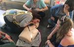 Professionals del Servei d’Anestèsia del Consorci Sanitari del Garraf imparteixen un curs de reanimació cardiopulmonar a professors de l’Escola Riera
