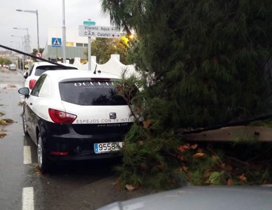 Protecció Civil manté activada l'alerta del pla Inuncat, que ha provocat inundacions de carrers, caiguda d'arbres i talls de llums al Penedès i Garraf