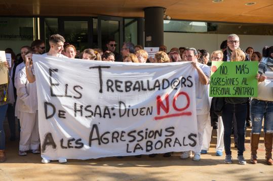 Protesta dels treballadors de l'hospital de Vilanova contra les agressions a la plantilla. Arnau Salvó
