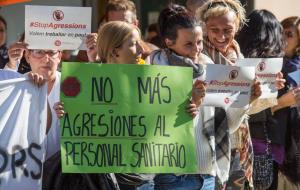 Protesta dels treballadors de l'hospital de Vilanova contra les agressions a la plantilla