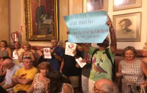 Protesta veïnal al ple de Vilanova contra la implantació de la zona verda a Ribes Roges