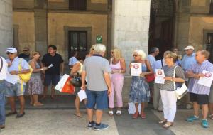 Protesta veïnal al ple de Vilanova contra la implantació de la zona verda a Ribes Roges