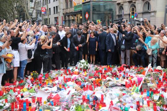 Puigdemont i els reis fan una ofrena floral al mosaic de Miró de La Rambla en homenatge a les víctimes dels atemptats. ACN