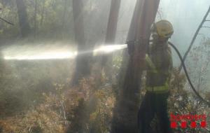 Quatre dotacions dels Bombers segueixen remullant l'incendi de Sant Martí Sarroca. Bombers