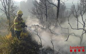 Quatre dotacions dels Bombers segueixen remullant l'incendi de Sant Martí Sarroca