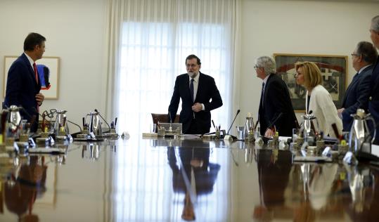 Rajoy i els ministres drets a l'inici del Consell de Ministres extraordinari per aprovar les mesures del 155 per a Catalunya. Pool Efe