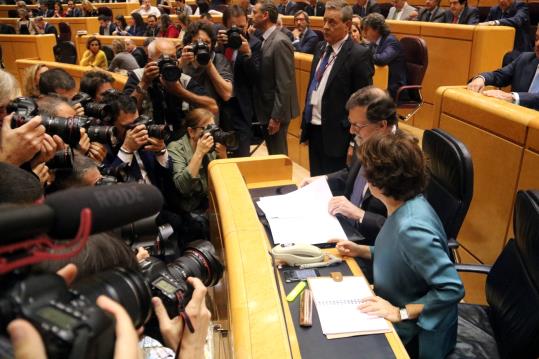 Rajoy i Sáenz de Santamaría, voltats de fotògrafs al Senat, el 27 d'octubre de 2017. ACN