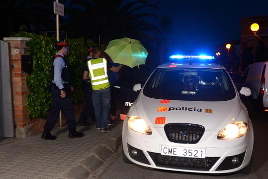 Registren la casa de Vilanova i la Geltrú on vivia l'agent de la Guàrdia Urbana detinguda per la mort de la seva parella. EIX