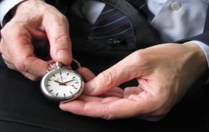 Rellotge d'un passatger que ha examinat la puntualitat del primer comboi. ACN