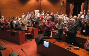 Representants d'entitats, alcaldes i regidors del Penedès, celebrant la creació de la vegueria des de la sala de grups del Parlament