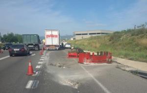 Retencions a la N-340, a Vilafranca, per un accident entre un camió i un turisme