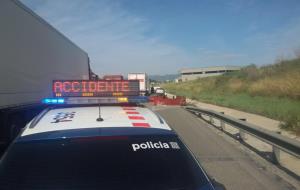 Retencions a la N-340, a Vilafranca, per un accident entre un camió i un turisme