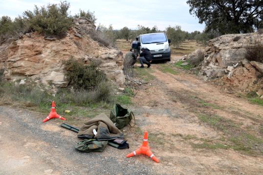 Roba del caçador detingut i l'escopeta amb què presumptament hauria matat dos agents rurals, a Aspa. ACN