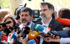 Sànchez i Cuixart atenent als mitjans després de declarar a l'Audiència Nacional, el 6 d'octubre de 2017. ACN