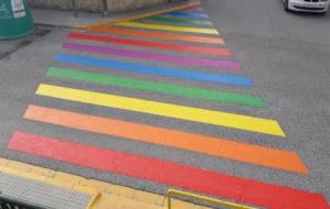 Sant Martí Sarroca pinta dos passos de vianants amb la bandera de l'orgull LGBTI. Ajt Sant Martí Sarroca