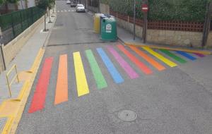 Sant Martí Sarroca pinta dos passos de vianants amb la bandera de l'orgull LGBTI