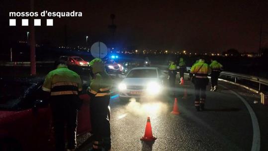 Se salta un control a la C-32 a Sitges, s’accidenta amb el cotxe i quadruplica la taxa d’alcoholèmia. Mossos d'Esquadra