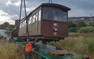 S'enduen els vagons del funicular de Gelida per a reparar-los a les cotxeres de FGC a Rubí. Ramon Filella