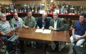Signatura del conveni entre el CP Vilafranca i el CF Base Espirall - Les Clotes. Eix