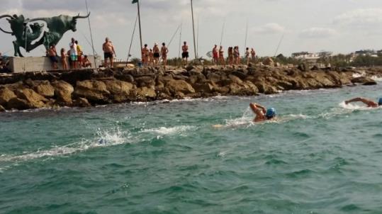 S'instal·la el canal de natació en aigües obertes a la platja de Ribes Roges. Ajuntament de Vilanova