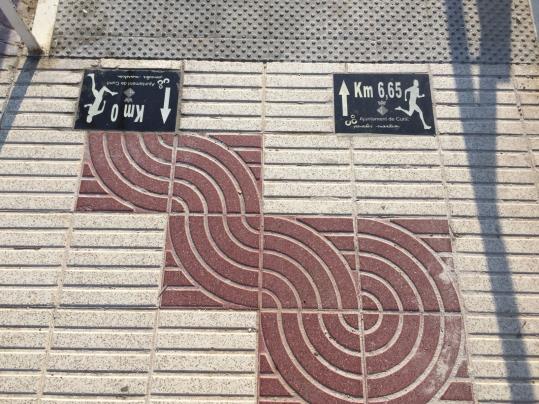 S'instal·len plaques de quilometratge per a afavorir la pràctica esportiva al passeig de Cunit. Ajuntament de Cunit