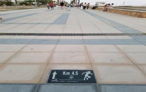 S'instal·len plaques de quilometratge per a afavorir la pràctica esportiva al passeig de Cunit