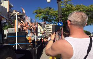 Sitges es queda petit amb la multitudinària celebració de l'Orgull LGBTI