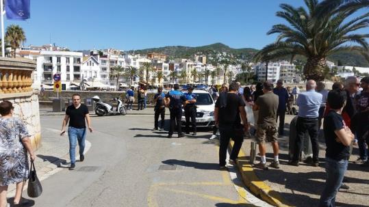 Sitges expedienta l'agent de la Policia Local que va prendre el mòbil a un periodista que cobria un acte de l'1-O. Ajuntament de Sitges