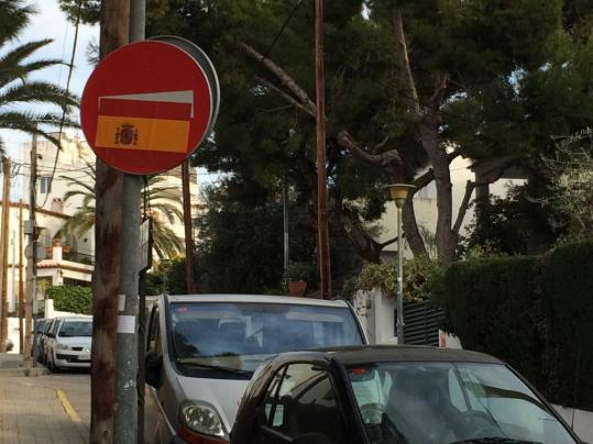 Sitges gastarà entre 3.000 i 6.000 euros per canviar tot el mobiliari urbà on han posat aquesta matinada adhesius amb la bandera espanyola . Ajuntamen