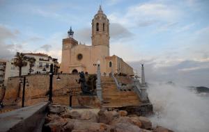 Sitges ha tancat els accessos a les escales de ‘La Punta’, que s'han trencat a causa de l'onatge