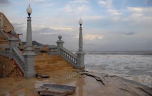 Sitges ha tancat els accessos a les escales de ‘La Punta’, que s'han trencat a causa de l'onatge