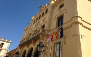 Sitges hissa la bandera espanyola a l’ajuntament per ordre judicial i algú la roba durant la primera nit. Ajuntament de Sitges