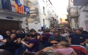 Sitges. Milers de persones tornen a sortir al carrer aquesta tarda en concentracions davant dels ajuntaments