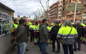 Solidaritat als tallers de Renfe, a Vilanova, amb els vuit acomiadats fa una setmana