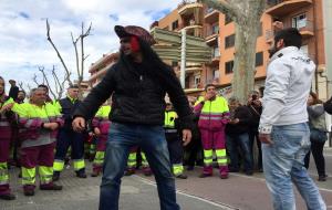 Solidaritat als tallers de Renfe, a Vilanova, amb els vuit acomiadats fa una setmana