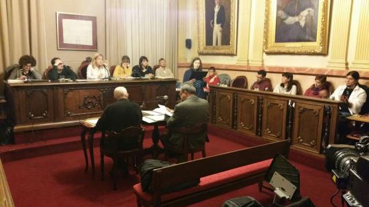 Sònia Gomà, en nom de les organitzacions locals q participen a la campanya Casa Nostra, Casa Vostra, presenta la moció d'adhesió al manifest . Ajuntam