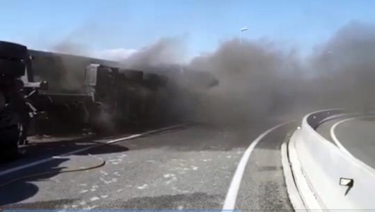 Tallada l'AP-7 per l'incendi d'un camió bolcat a La Granada. Ramon Delgado