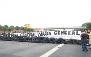 Tallada l'autopista AP-7 a Sitges per la convocatòria de vaga general