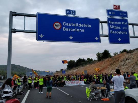 Tallada l'autopista C-32 a Sitges per la convocatòria de vaga general. Albert Colldeforns‏ 