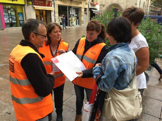 Tres agents cívics realitzen tasques de sensibilització a la via pública a Vilafranca. Ajuntament de Vilafranca