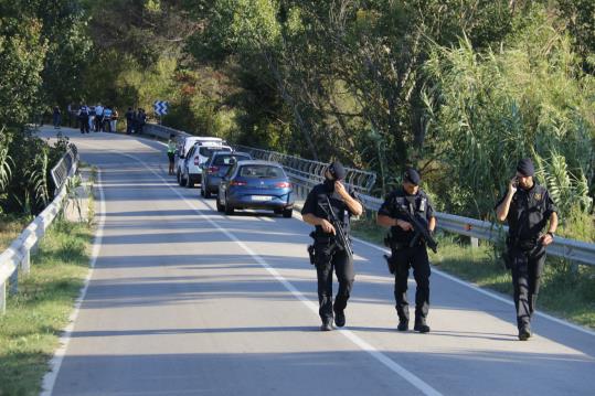 Tres agents dels Mossos d'Esquadra a la carretera de Subirats, lloc on haurien abatut Younes Abouyaaqoub, autor de la matança a les Rambles. ACN