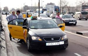 Tres assistents al MWC 2016 surten d'un taxi a les rodalies de Fira Gran Via. ACN