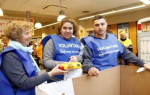 Tres voluntaris del Banc dels Aliments participant en el Gran Recapte en un supermercat del Mercat de la Marina, l'1 de desembre del 2017. ACN
