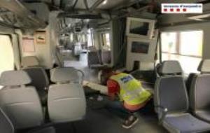 Un agent dels Mossos d'Esquadra inspecciona l'interior del comboi accidentat