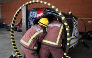 Un bomber crea una plataforma que permet bolcar vehicles per practicar rescats en situacions extremes