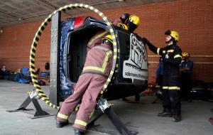 Un bomber crea una plataforma que permet bolcar vehicles per practicar rescats en situacions extremes